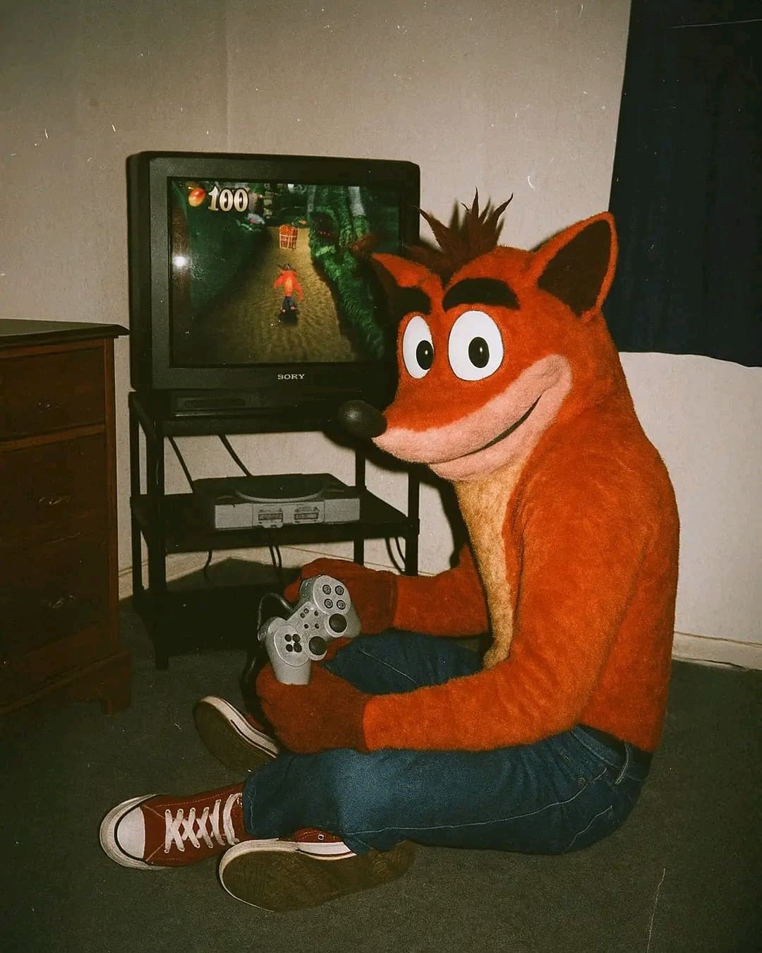 Crash gioca a Crash Bandicoot (1996)