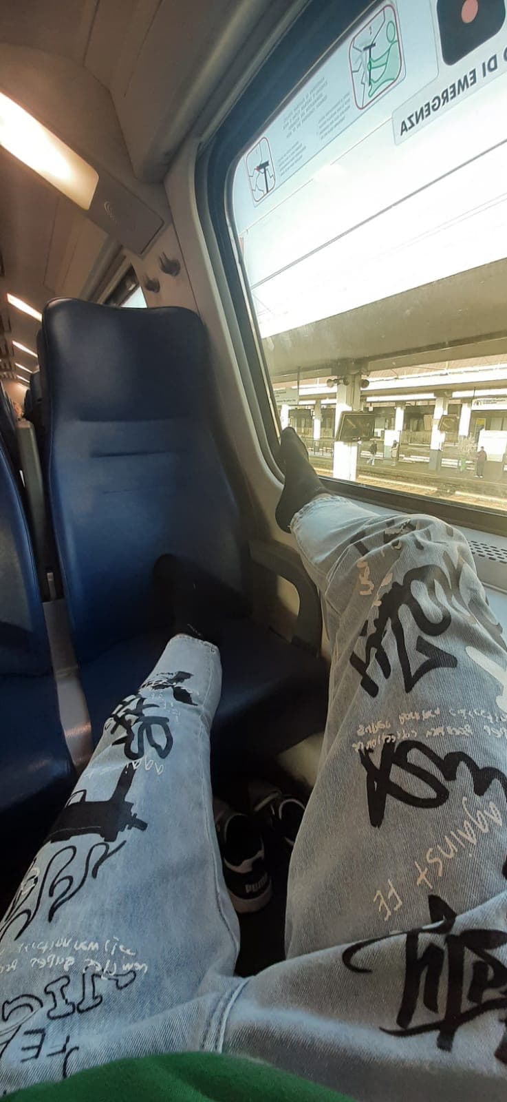 Raga scusate ma io viaggio solo così in treno