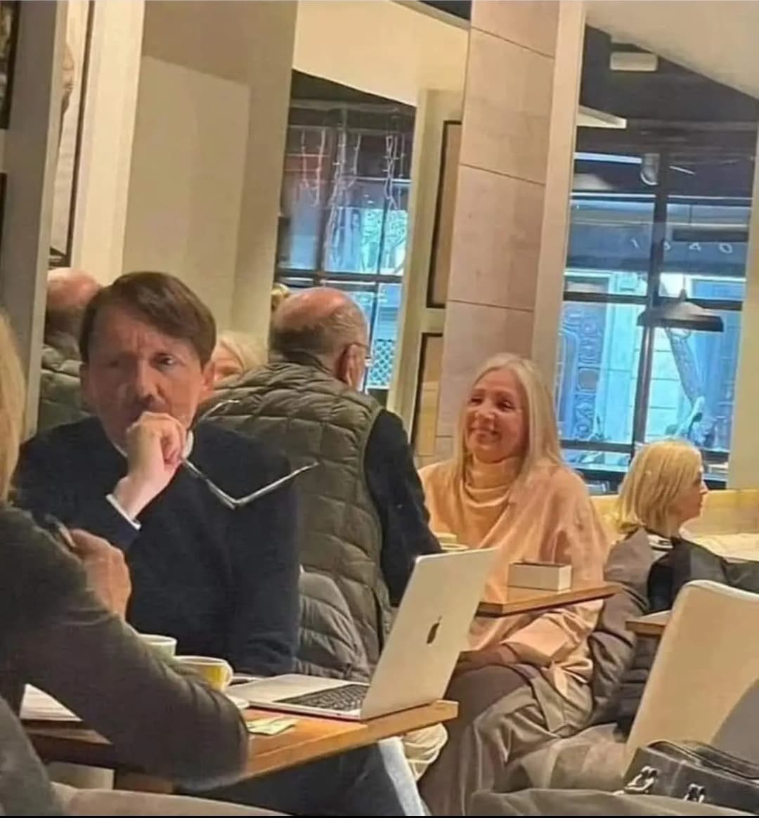 giuro che la bionda mi ricorda qualcuno... una cantante forse... aiutatemi