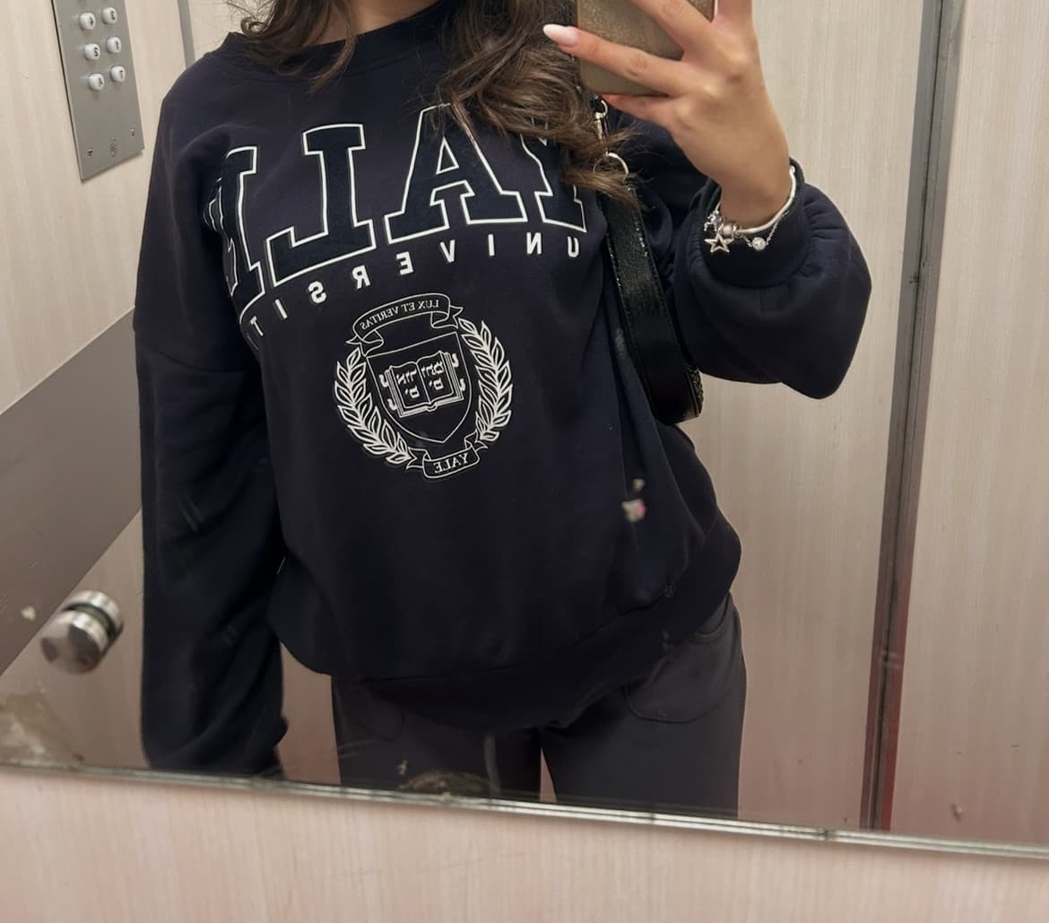 Sono indecisa se saltare scuola domani, non ho quella professoressa ma voglio comunque occupare la giornata a studiare la sua materia