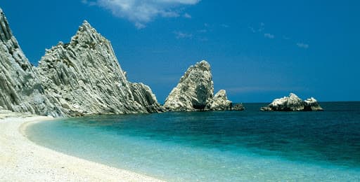 Meridionali: ahaha ora col virus non potrete più venire a fare le vacanze da noi e dovrete nuotare tra le alghe!
Marche: