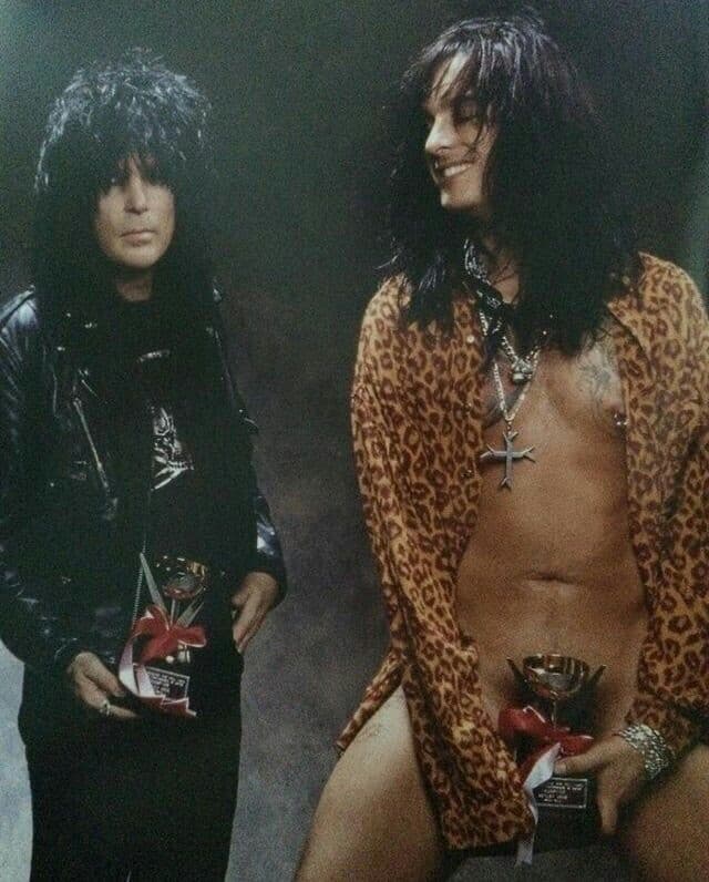 Vi esco nikki sixx che lo esce e mick mars che fa il mick mars
