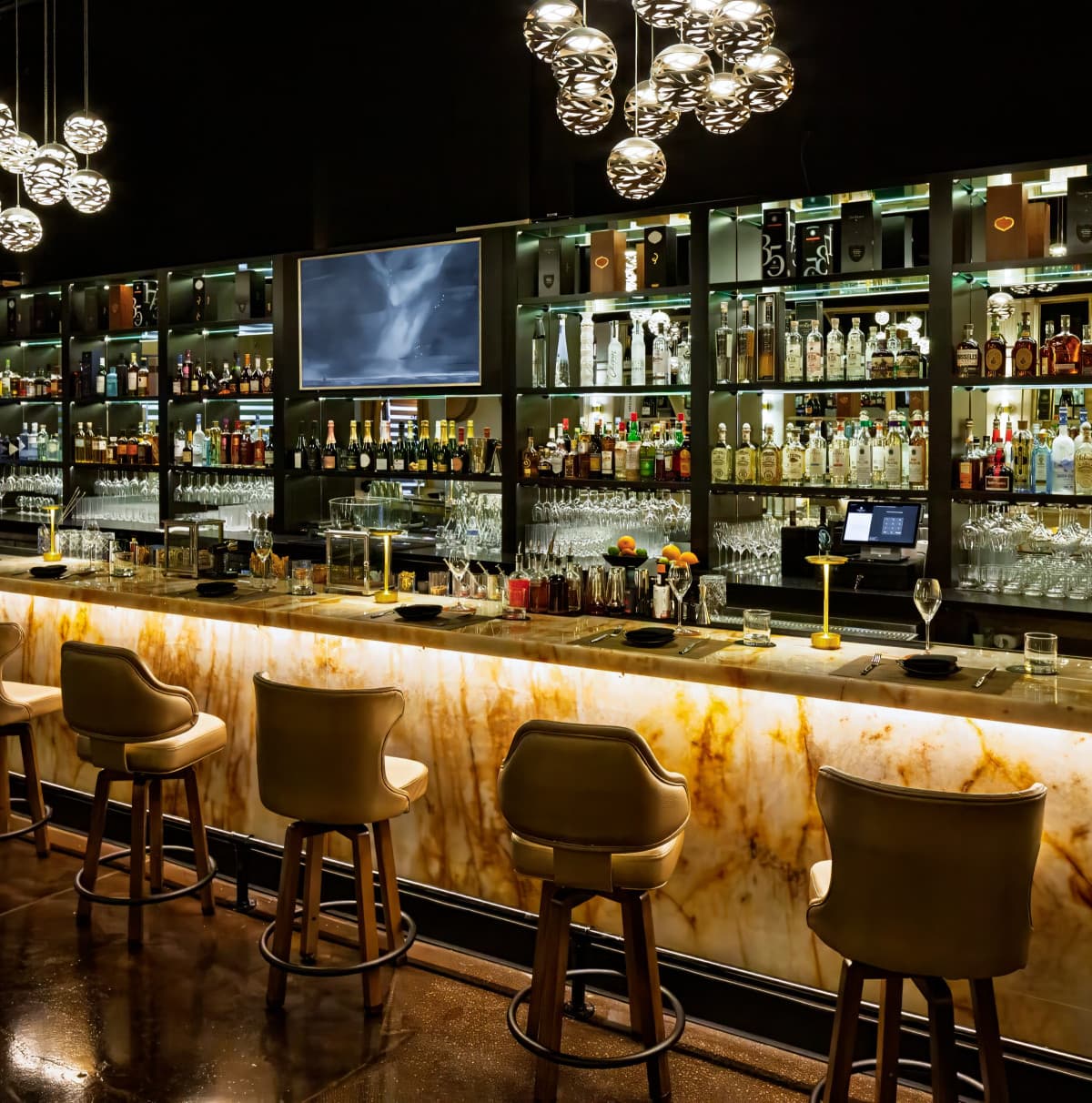 È mezzanotte, riapre il bar di insegreto