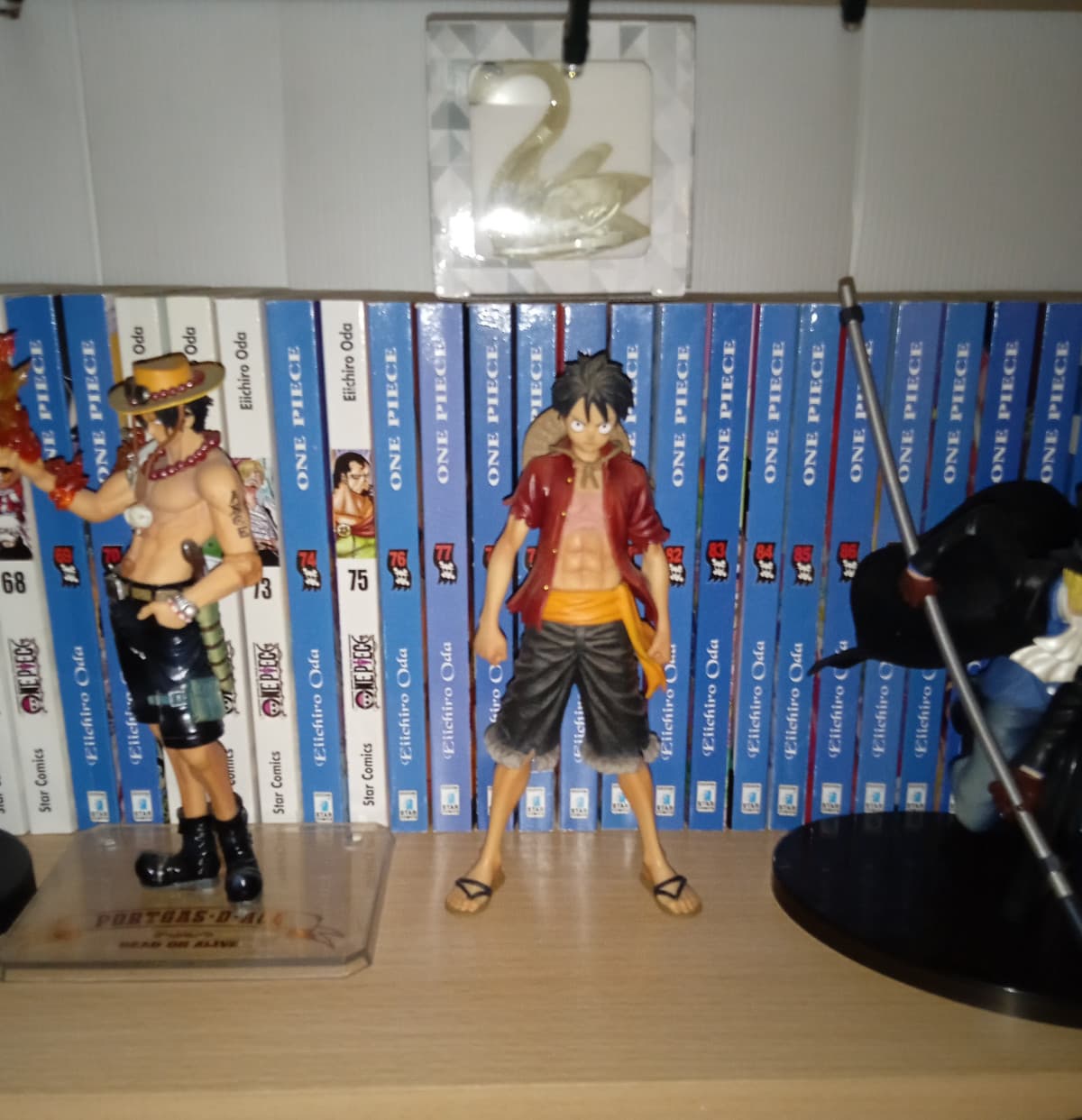 Tempo fa, mentre spolveravo, notai che il piedistallo di Luffy era rotto, uno dei "pioli" si era rotto ed Γ¨ rimasto incastrato nel suo piede. Non so come sia successo, se Γ¨ stata colpa mia o del negozio dove mio fratello l'ha presa, ma ci rimasi male. Solo