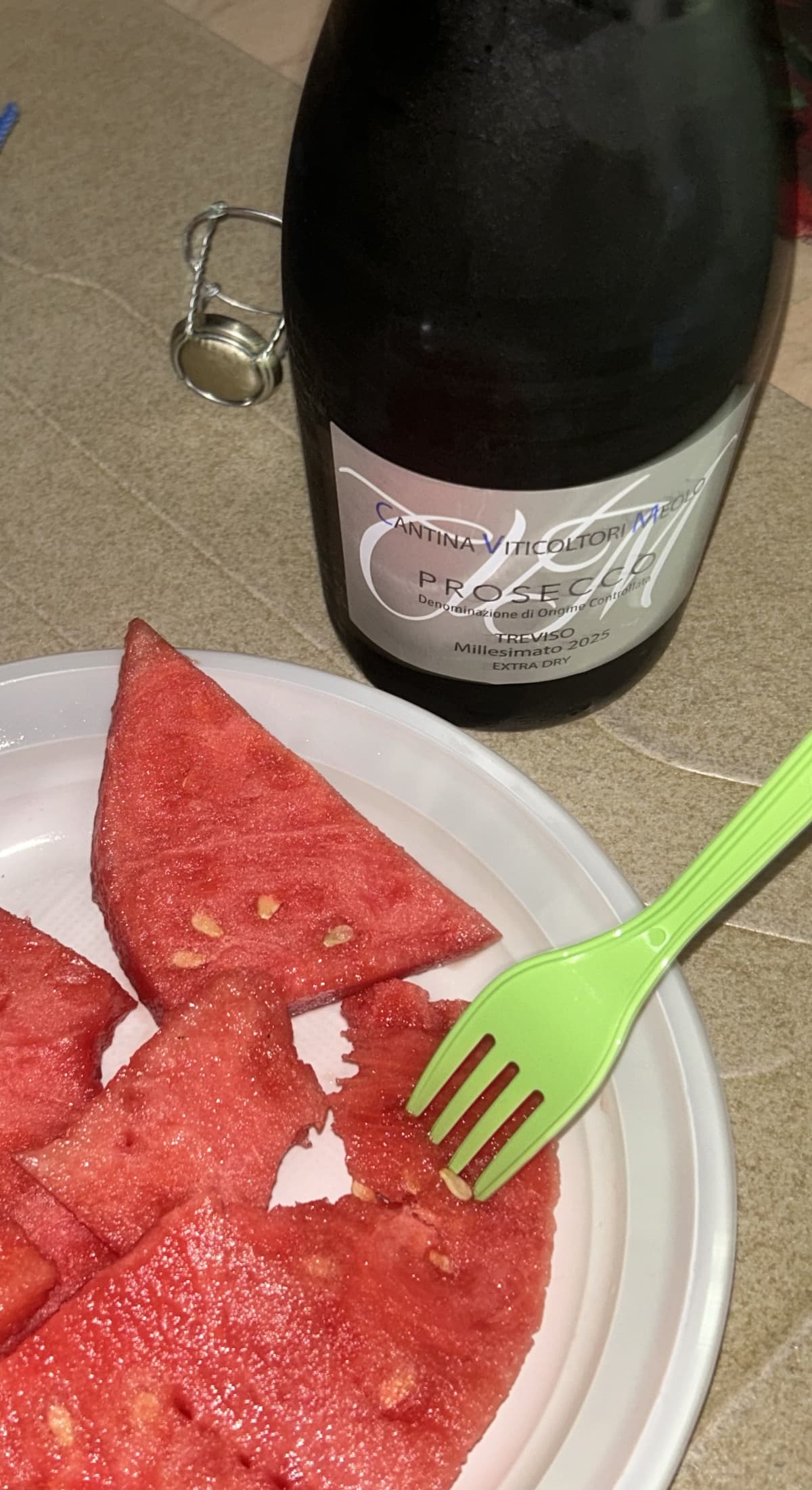 Alla fine la bottiglia di prosecco se la sono dimenticata e mi hanno pire chiesto se volessi andare com loro che andavano a grigliare